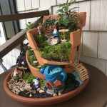 Mini Jardín Grande con suculentas y detalles decorativos.