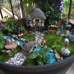 Mini Jardín Grande con suculentas y detalles decorativos.