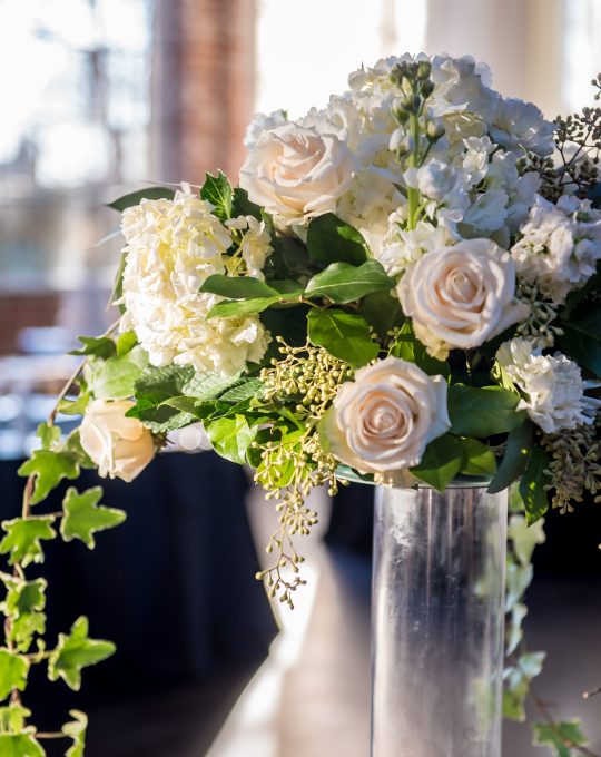 Decoración floral para bodas en Panamá con rosas blancas en arreglo elegante sobre mesa de evento