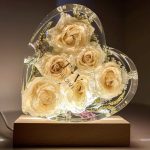 Bouquet en resina con forma de corazón y flores preservadas – Bouquets Panamá