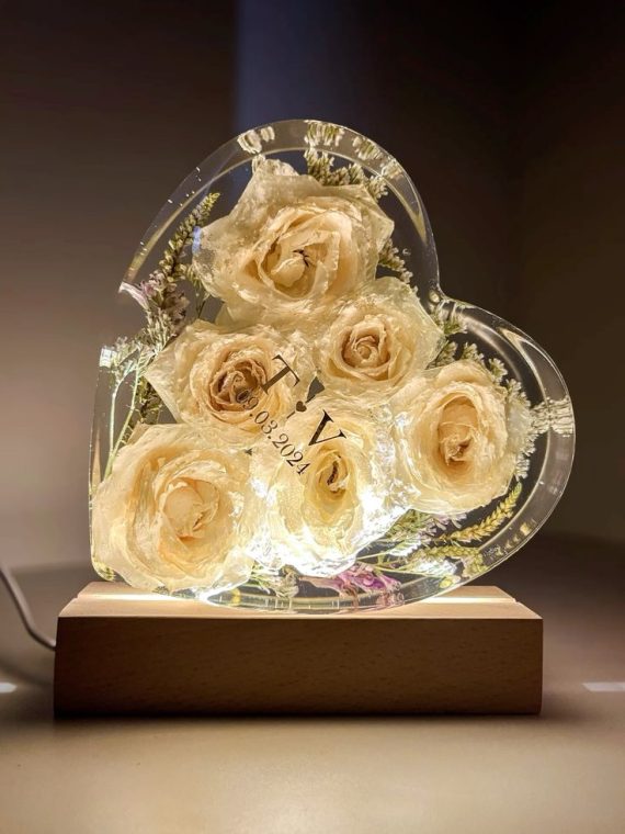 Bouquet en resina con forma de corazón y flores preservadas – Bouquets Panamá
