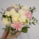 Bouquet de novia con flores mixtas en tonos blancos y rosados, con rosas, claveles y follaje natural para boda en Panamá
